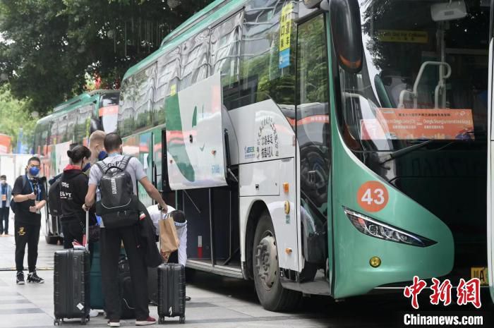 抗日战争期间，河北省涞源县上庄村，有个放牛娃王二小（丁俨 饰），怙恃被鬼子杀戮后他加入了儿童团。一次，八路军县年夜队打了一个标致的伏击战，吃亏的鬼子睁开疯狂扫荡，处处寻觅八路军后方机关和伤病员。二小自动请缨进城为伤员买药，建功心切的二小满觉得完成使命会获得货郎爷爷的表彰，不意对他未经核准独自步履的做法货郎爷爷进行了攻讦。进山送药途中，货郎爷爷遇难牺牲，小火伴告知他，舅舅狗剩当了汉奸，二小不敢相信本身的耳朵。鬼子小野带人俄然包抄了村庄，威胁乡亲们说出八路军后方机关，残暴杀戮了小火伴秫秸，二小自告奋勇，说自